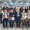 횡단보도에서 아이가 차에 깔리자 시민 11명이 한달음에 달려와 차를 들어올렸다